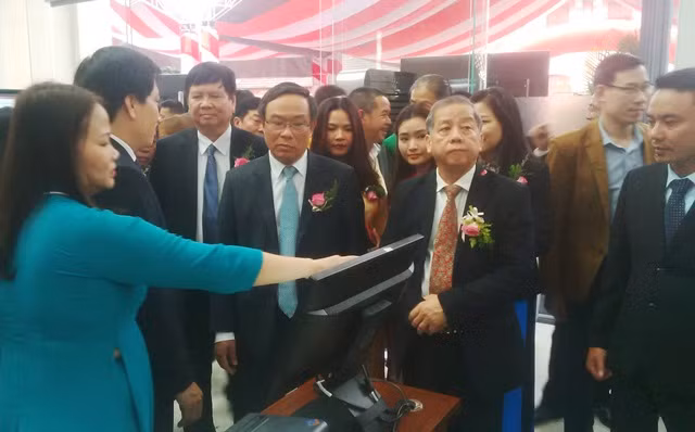 Lãnh đạo tỉnh Thừa Thiên- Huế tham quan TTHCC tỉnh sau buổi khai trương.
