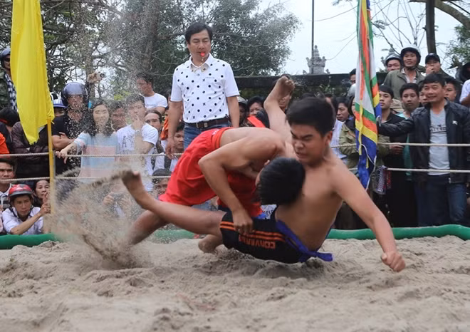 Đô vật phải làm cho đối phương "lấm lưng, trắng bụng” mới giành chiến thắng.