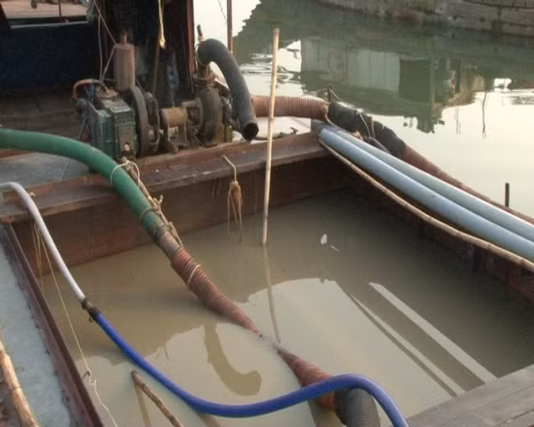 Các thuyền được trang bị máy móc để hút, cát sỏi từ lòng sông lên. Các thuyền được trang bị máy móc để hút, cát sỏi từ lòng sông lên.