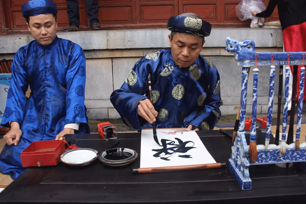 Viết thư pháp, nét đẹp văn hóa truyền thống của người Việt vào dịp đầu năm mới được tổ chức tại Hoàng cung Huế.