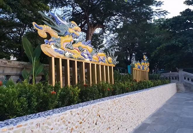 Các hạng mục được trang trí bằng sành sứ bên cầu gỗ lim.
