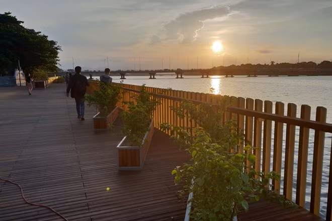 Cầu gỗ lim tạo nên điểm nhấn thú vị, hấp dẫn du khách khi đến Cố đô Huế.