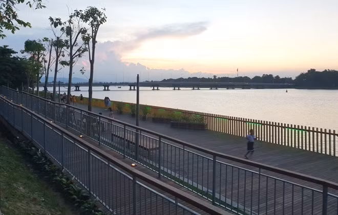 Hiện dư luận đang lo ngại cầu gỗ lim sẽ bị ảnh hưởng vào mùa mưa lũ khi nước sông Hương dâng cao.