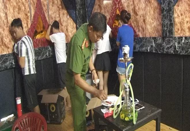 Công an TP Huế kiểm tra, thu giữ nhiều gói ma túy, thuốc lắc và dụng cụ chơi ma túy bên trong nhà nghỉ Cloud.