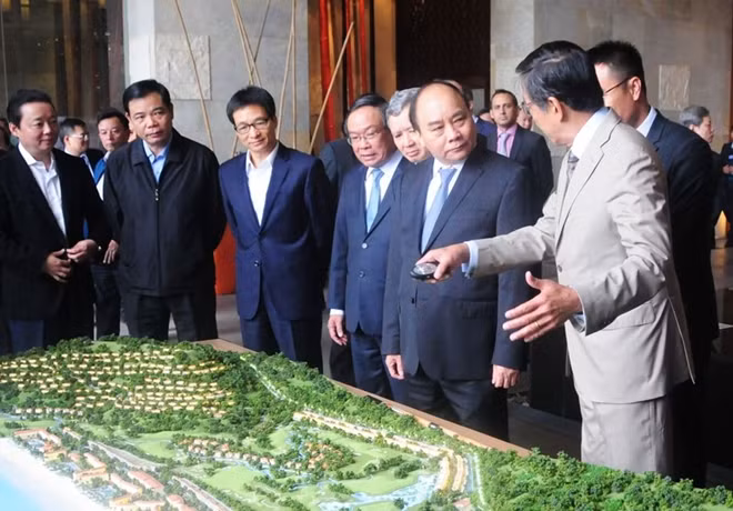 Tổng Giám đốc Tập đoàn Banyan Tree giới thiệu đến Thủ tướng Chính phủ việc mở rộng dự án.