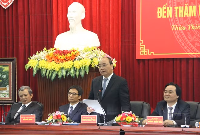 Thủ tướng Chính phủ Nguyễn Xuân Phúc cùng các thành viên trong đoàn công tác Chính phủ làm việc tại ĐH Huế trong sáng 2-1.