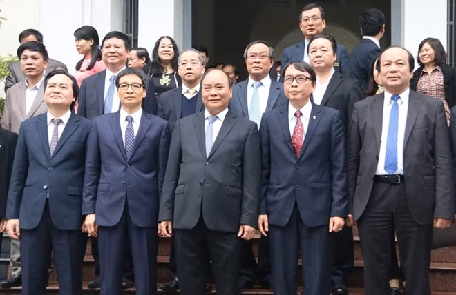 Đoàn công tác Chính phủ chụp ảnh lưu niệm với lãnh đạo tỉnh Thừa Thiên- Huế và Đại học Huế.