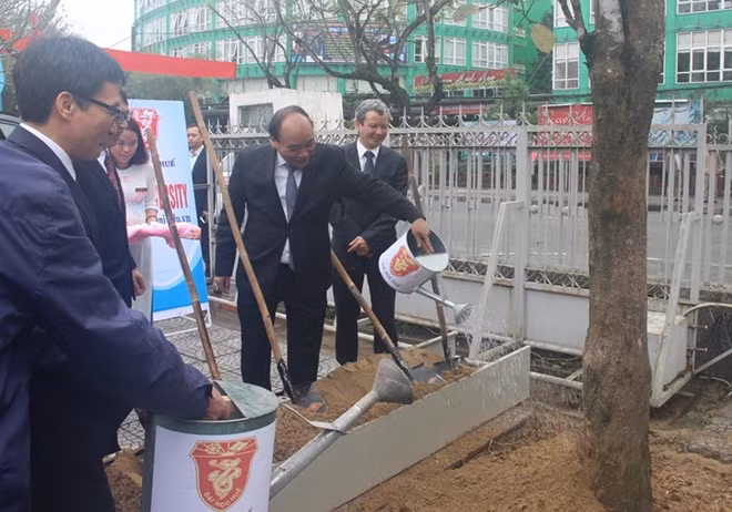 Thủ tướng Chính phủ Nguyễn Xuân Phúc trồng cây lưu niệm trong khuôn viên ĐH Huế.
