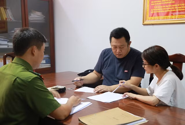 Ông Hidenori Ushio, du khách Nhật Bản (ngồi giữa) đã gửi thư cảm ơn Công an tỉnh Thừa Thiên- Huế sau khi nhận lại số tài sản bị đánh mất.