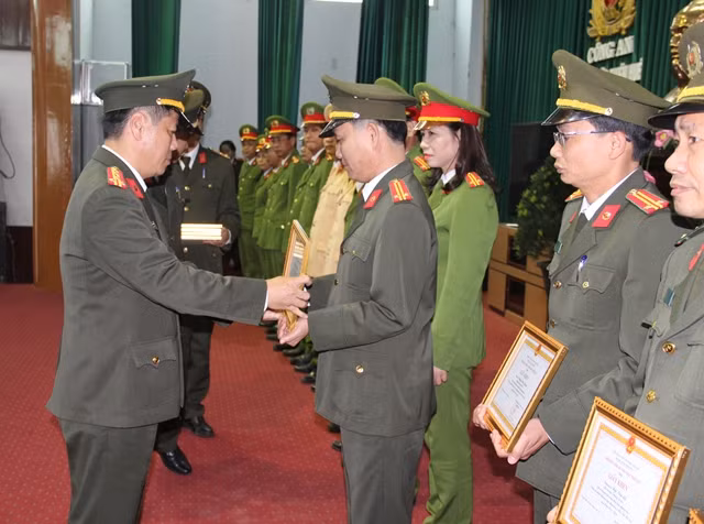 Đại tá Nguyễn Văn Thanh, Phó Giám đốc Công an tỉnh Thừa Thiên- Huế trao tặng giấy khen cho các cá nhân đạt thành tích trong phong trào “CAND học tập, thực hiện 6 điều Bác Hồ dạy”.