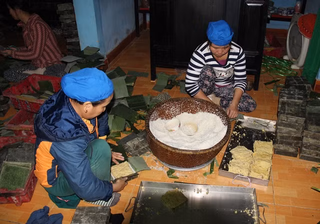 Vào dịp Tết, làng An Truyền có khoảng 100 hộ dân tham gia gói bánh chưng, bánh tét để phục vụ thị trường Tết.