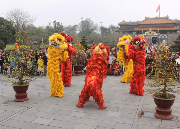 Trình diễn múa lân.