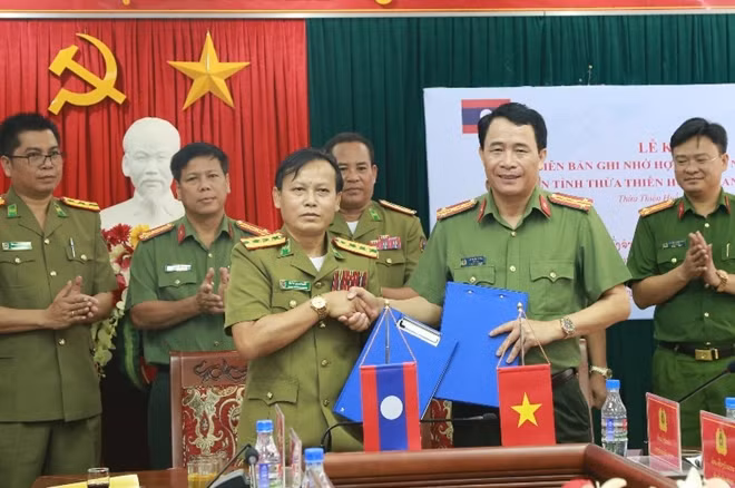 Đại tá Lê Quốc Hùng, Giám đốc Công an tỉnh Thừa Thiên- Huế và Đại tá Xổm Xay Phụ Lạ Khăm Mạ Ni, Giám đốc Sở An ninh tỉnh Sê Kông ký kết biên bản ghi nhớ hợp tác về ANTT.