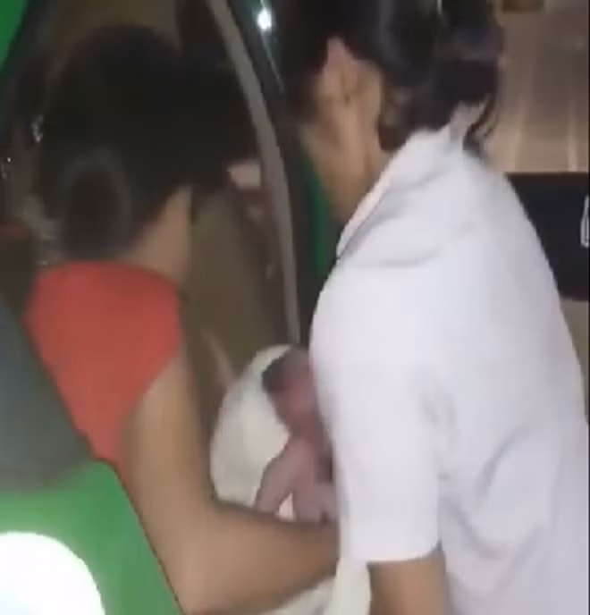 Cháu bé được sinh ra trên taxi được tài xế Mai Linh đưa đến bệnh viện.