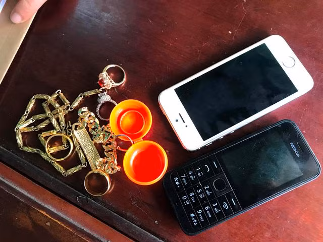 Sau khi lấy vàng thật của gia đình đem bán, T. mua vàng giả về thay thế rồi dựng lên chuyện bị cướp tài sản. Sau khi lấy vàng thật của gia đình đem bán, T. mua vàng giả về thay thế rồi dựng lên chuyện bị cướp tài sản.