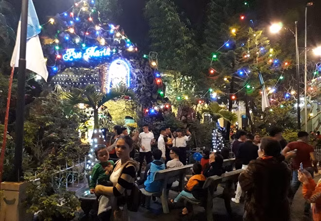 Thời tiết thuận lợi nên có rất đông người dân xứ Huế đến nhà thờ cầu nguyện, vui lễ noel trong đêm 24-12.