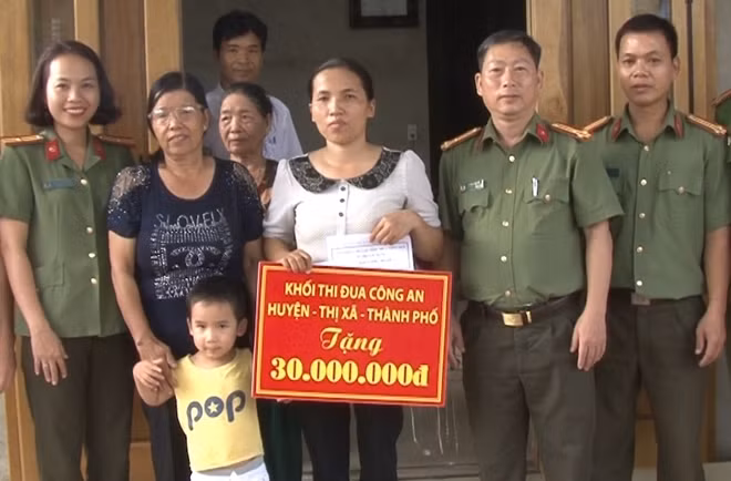Khối thi đua Công an các huyện, thị xã, TP Huế trao tiền hỗ trợ xây nhà tình nghĩa cho gia đình chị Thuận.