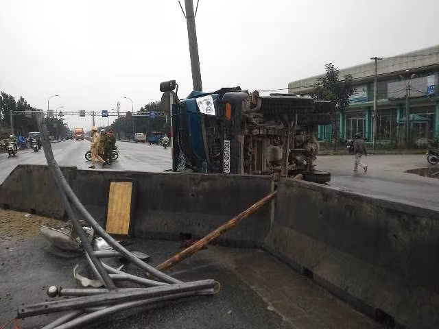 Hiện trường vụ tai nạn trên QL1A qua địa bàn Thừa Thiên- Huế.