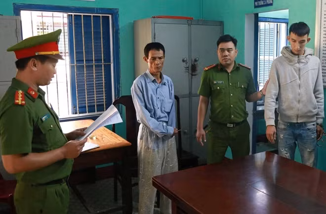 Cơ quan công an tỉnh Thừa Thiên- Huế đọc lệnh bắt giữ đối tượng Trần Ngọc Sơn để điều tra hành vi giết người.
