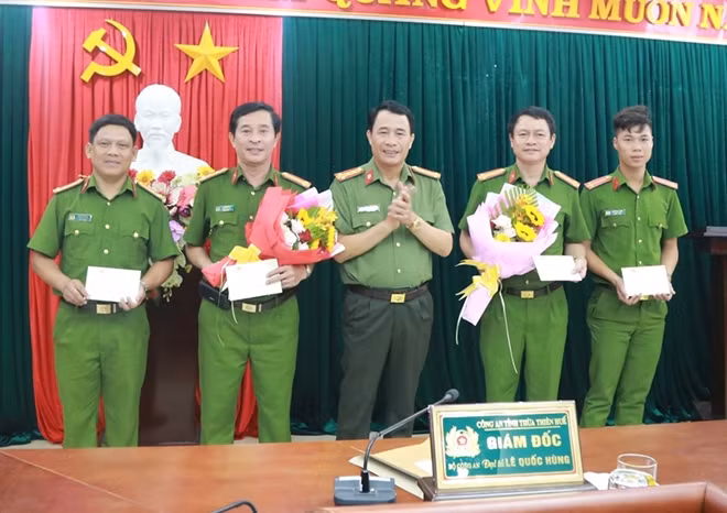 Đại tá Lê Quốc Hùng, Giám đốc Công an tỉnh Thừa Thiên- Huế khen thưởng cho Phòng Cảnh sát hình sự và Công an TP Huế.