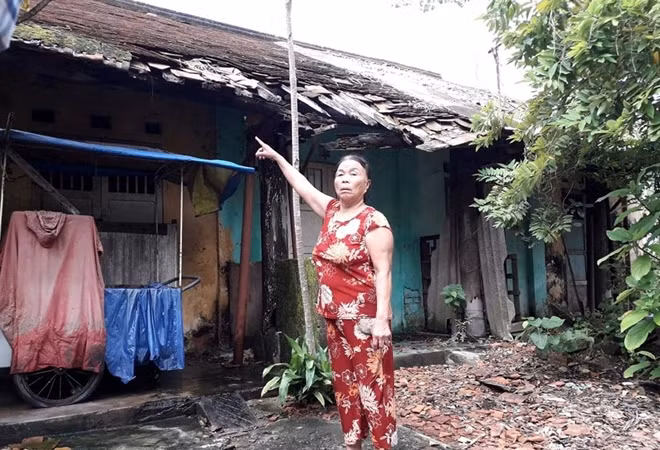 Bà Võ Thị Nhạn (71 tuổi) sống một mình suốt 32 năm qua tại di tích Thượng Thư Đường Bộ Công nay bị hư hỏng hoàn toàn và khó có thể phục hồi.