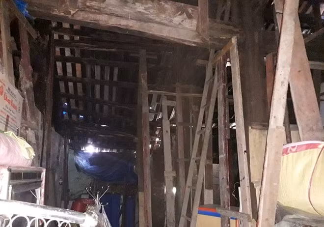 Hệ thống cột kèo bên trong di tích Khâm Thiên Giám bị mối mọt sắp đổ sập.
