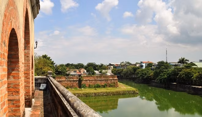 Dọc bờ Thượng Thành-Eo Bầu di tích Kinh Thành Huế là những căn nhà tạm được người dân dựng lên ngay trên bờ thành.
