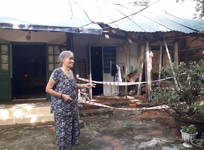 Cụ bà Nguyễn Thị Duyệt, một trong số 27 hộ dân sinh sống trong khuôn viên Khâm Thiên Giám lo lắng khi di tích có thể đổ sập bất cứ lúc nào.