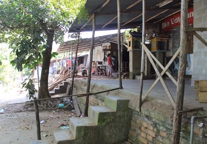 Nền móng bằng gạch vồ của bờ thành Kinh thành Huế bị lấn chiếm xây nhà ở nên không còn nguyên vẹn như xưa.