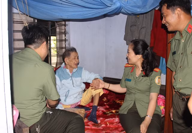 CBCS phòng QLXNC Công an tỉnh Thừa Thiên- Huế thăm hỏi Bà mẹ Việt Nam anh hùng Nguyễn Thị Cầu. CBCS phòng QLXNC Công an tỉnh Thừa Thiên- Huế thăm hỏi Bà mẹ Việt Nam anh hùng Nguyễn Thị Cầu.