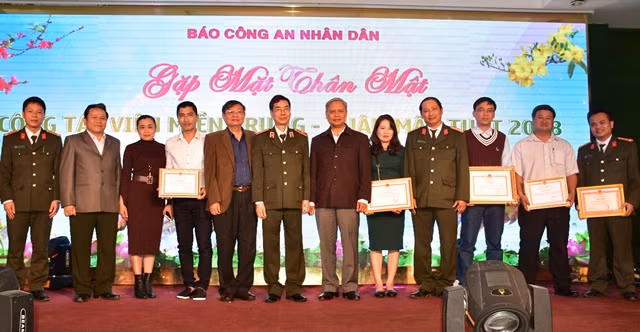 Thiếu tướng Phạm Văn Miên, Tổng Biên tập Báo CAND cùng đại diện Công an các tỉnh, thành phố khu vực miền Trung và CBCS VPTT Báo CAND miền Trung chụp ảnh lưu niệm tại buổi gặp mặt.