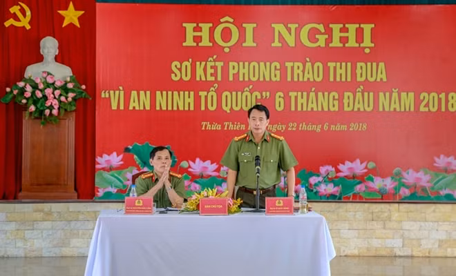 Đại tá Lê Quốc Hùng, Giám đốc Công an tỉnh Thừa Thiên- Huế phát biểu tại hội nghị sơ kết giao ước thi đua Vì ANTQ 6 tháng đầu năm 2018.