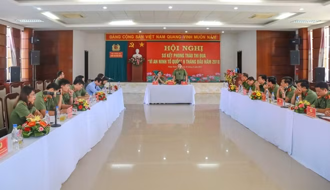 Đại diện Công an các tỉnh Cụm thi đua số 5 trao đổi, đánh giá kết quả đạt được trong 6 tháng đầu năm.