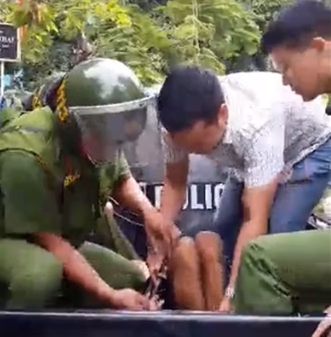 Lực lượng Đội Cảnh sát 113 Công an tỉnh Thừa Thiên- Huế khống chế, bắt giữ nam thanh niên ngáo đá đưa lên xe ôtô.