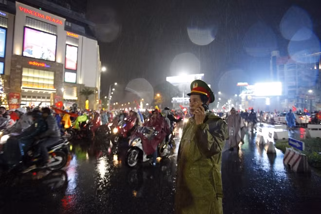 Đại tá Hoàng Long, Trưởng Công an TP Huế cho biết, đơn vị đã huy động toàn bộ lực lượng, phương tiện để đảm bảo an toàn cho người dân tham gia ăn mừng chiến thắng của đội tuyển Việt Nam.