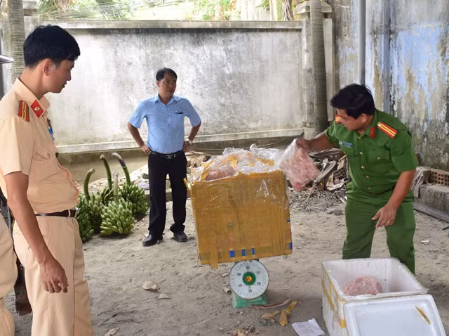 Tiến hành kiểm tra trọng lượng số sụn gà được phát hiện trên xe tải.