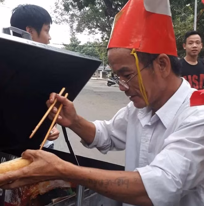 Ông Mẫn bán bánh mì có tình yêu bóng đá và lòng mến mộ các cầu thủ đội tuyển Olympic Việt Nam.