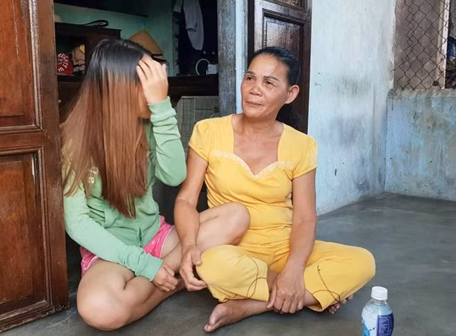 Bà Hoàng Thị Thu (ở thôn Hải Thành, xã Phong Hải) là hộ cận nghèo của địa phương, thuộc diện di dời TĐC nhưng chưa nhận được tiền hỗ trợ sau 8 năm.