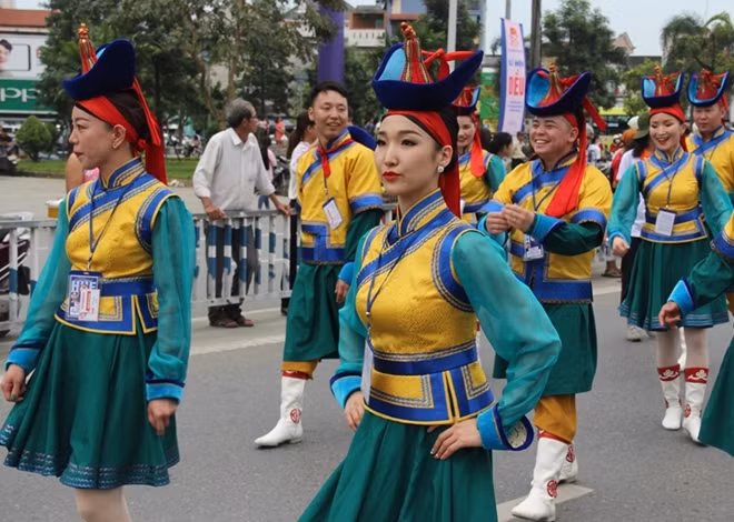 Các nữ nghệ sĩ đến từ đoàn nghệ thuật Mông Cổ.
