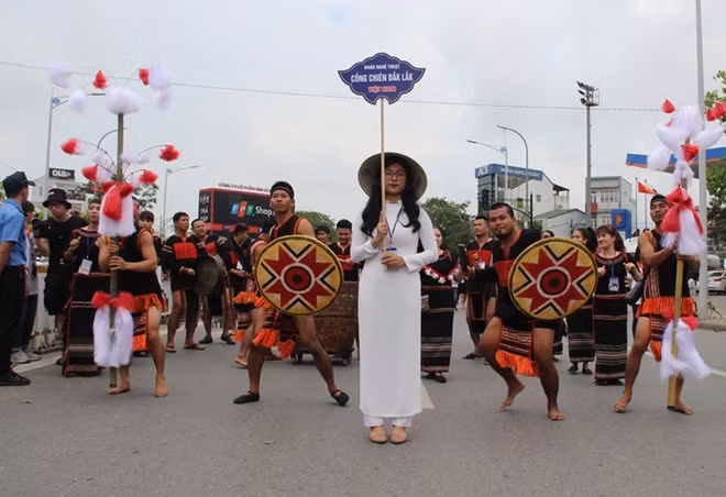 Đoàn nghệ thuật cồng chiêng Đắk Lắk.