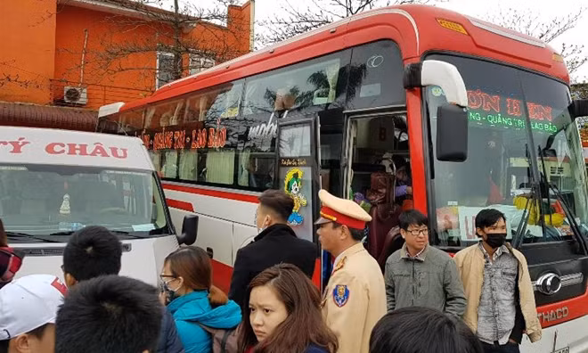 Các hành khách bị nhồi nhét được bố trí một xe khách khác để tiếp tục hành trình về quê ăn Tết.