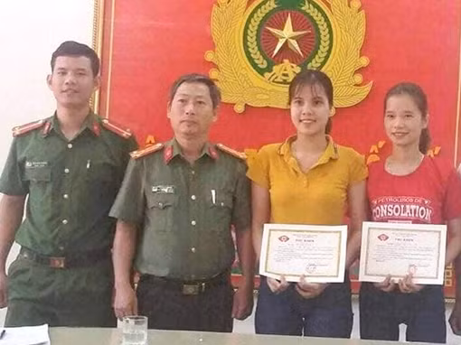 Khen thưởng người dân nhặt được tài sản trao trả du khách