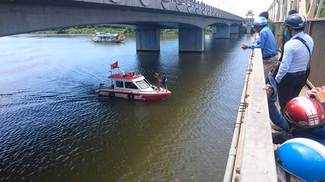 Lực lượng cứu hộ tổ chức tìm kiếm tung tích cô gái nhảy sông Hương tự vẫn. Lực lượng cứu hộ tổ chức tìm kiếm tung tích cô gái nhảy sông Hương tự vẫn.