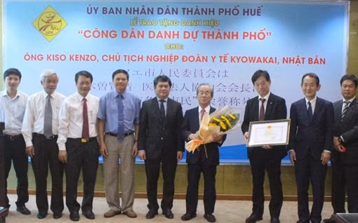 Một công dân Nhật Bản được TP Huế trao tặng danh hiệu “Công dân danh dự”