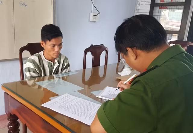 Công an huyện Phú Lộc lấy lời khai đối tượng Cường. Công an huyện Phú Lộc lấy lời khai đối tượng Cường.