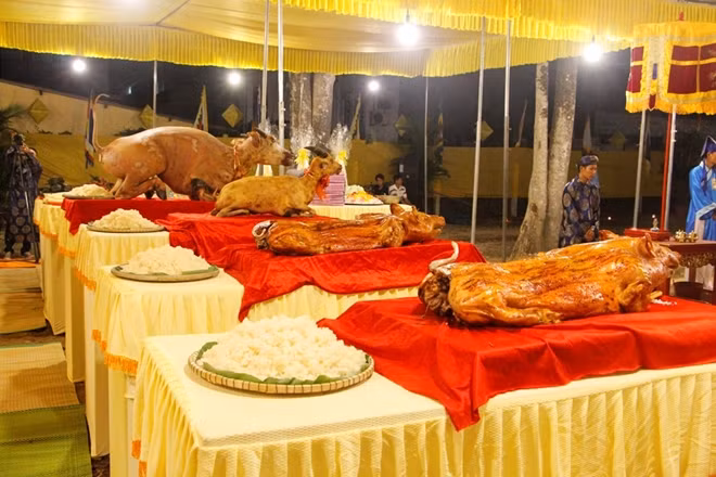 Lễ tế có đủ các lễ phẩm như tam sanh, giấy tiền, vàng mã...