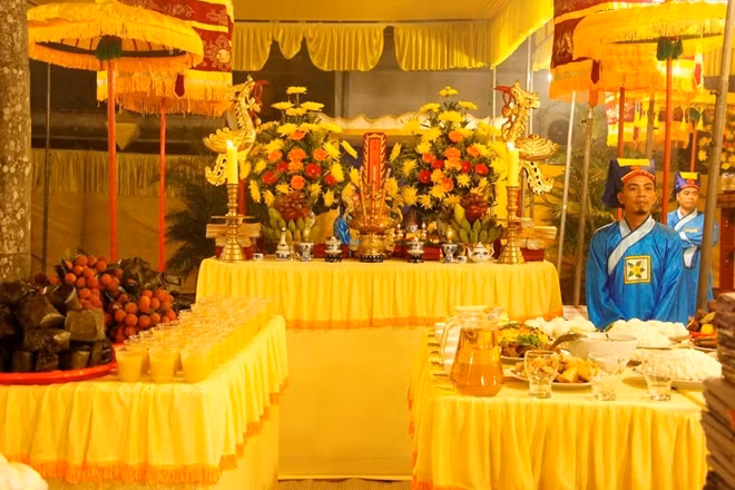 Lễ tế đàn Âm hồn được Trung tâm BTDT Cố đô Huế tổ chức vào rạng sáng 6-7.