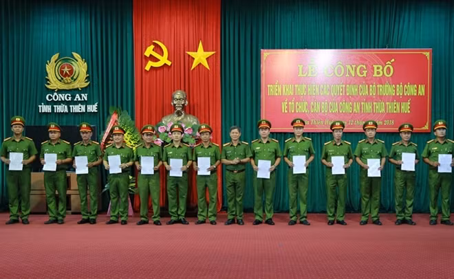 Đại tá Nguyễn Trường Sơn, Phó Giám đốc Công an tỉnh Thừa Thiên- Huế trao quyết định điều động công tác CBCS.