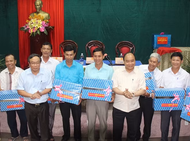 Thủ tướng Nguyễn Xuân Phúc tặng quà cho ngư dân thị trấn Thuận An.