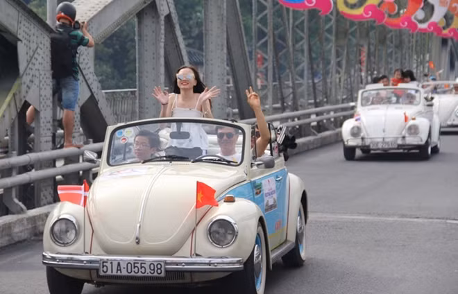 Niềm vui của các tài xế lái xe cổ tham gia chương trình diễu hành.